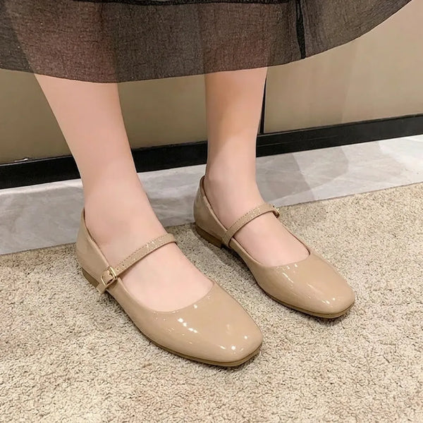 Ballerines vernies à bride fine et boucle dorée