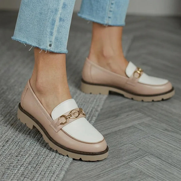 Mocassin à Semelle Crantée et Ornement Métallique