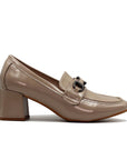 Mocassins vernis avec boucle décorative et talon carré moderne