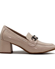 Mocassins vernis avec boucle décorative et talon carré moderne