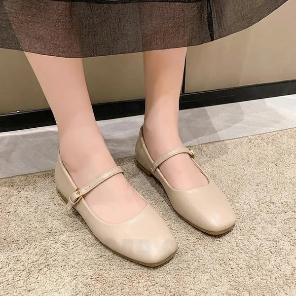 Ballerines vernies à bride fine et boucle dorée