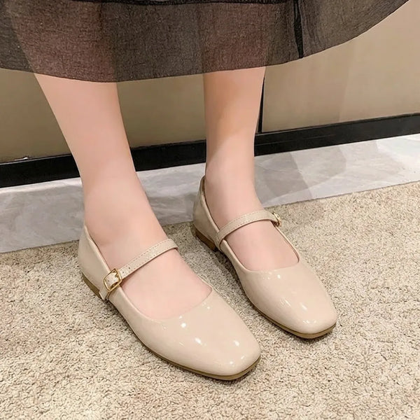 Ballerines vernies à bride fine et boucle dorée